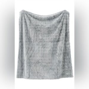 Luxurious Gray Faux Fur Throw Blanket
50”x70”
Britannica Home Fashions
NEW